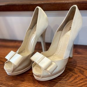 Fendi made in Italy size 37 color Ivory open toe pumps
